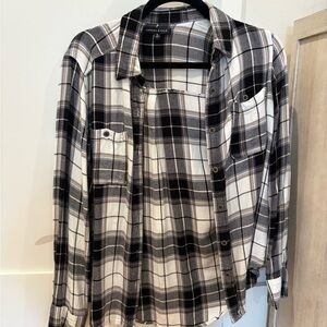 Kendall & Kylie Men’s Black & White Plaid Button-Up Shirt